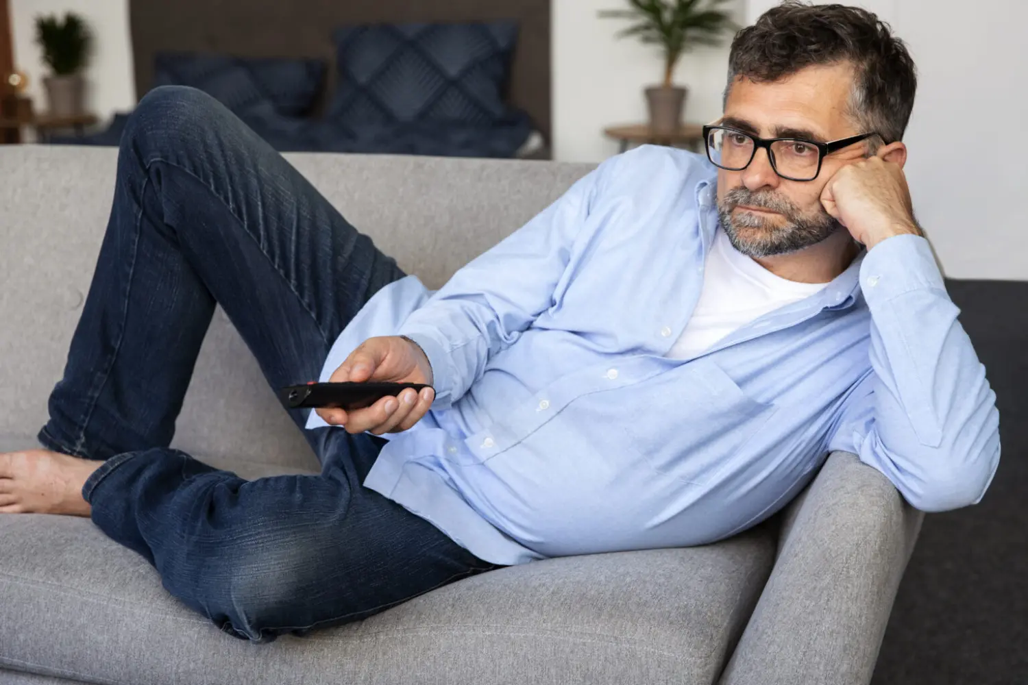 Mann vor dem Fernseher von Ziemlich bester Ruhestand