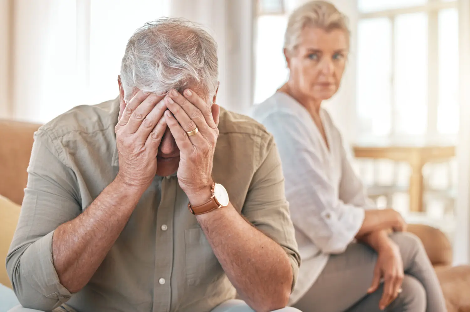 Alte Männer und Frauen sitzen in einer angespannten Atmosphäre. Ziemlich bester Ruhestand