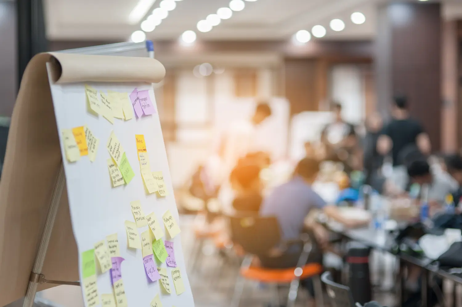 Geschäftsleute treffen sich im Büro und nutzen Post-It-Notizen, um Ideen auszutauschen. Brainstorming-Konzept
