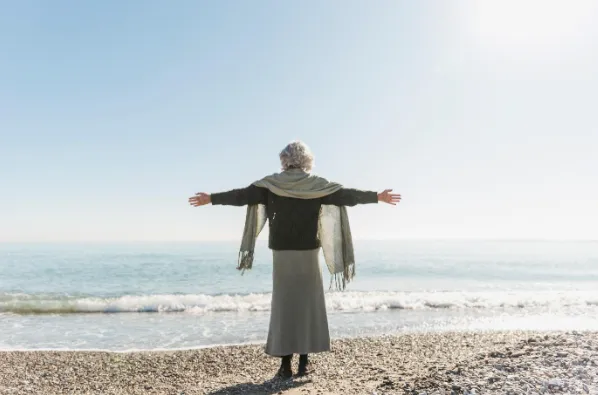 Frauen und Männer, die mit ihren Haustieren im Garten spazieren gehen von Ziemlich bester Ruhestand